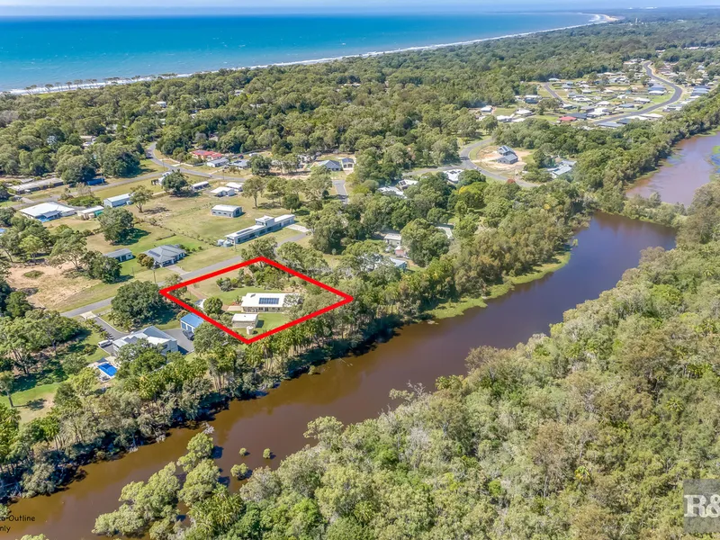 Luxurious Home with Main Bedroom Retreat, 8-Car Accommodation on 4103m2 - Tranquil Nature Reserve Setting, Beach Walkway & Nearby Boat Ramp!