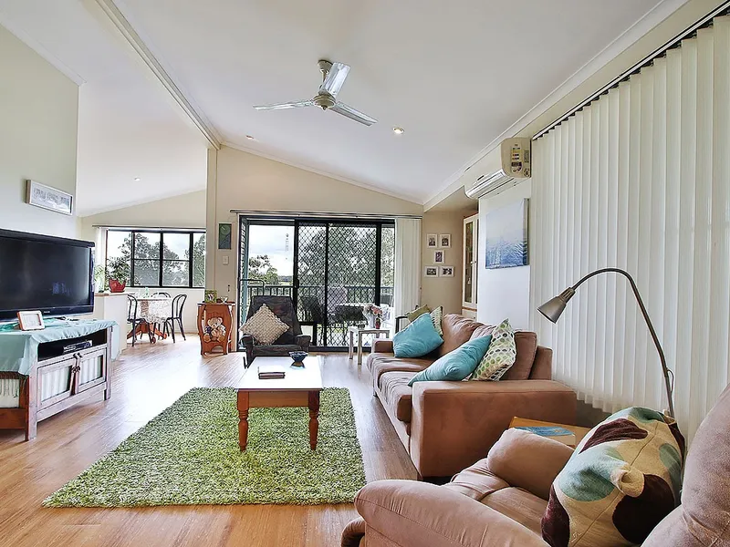 ENJOY UNINTERRUPTED RIVER VIEWS 