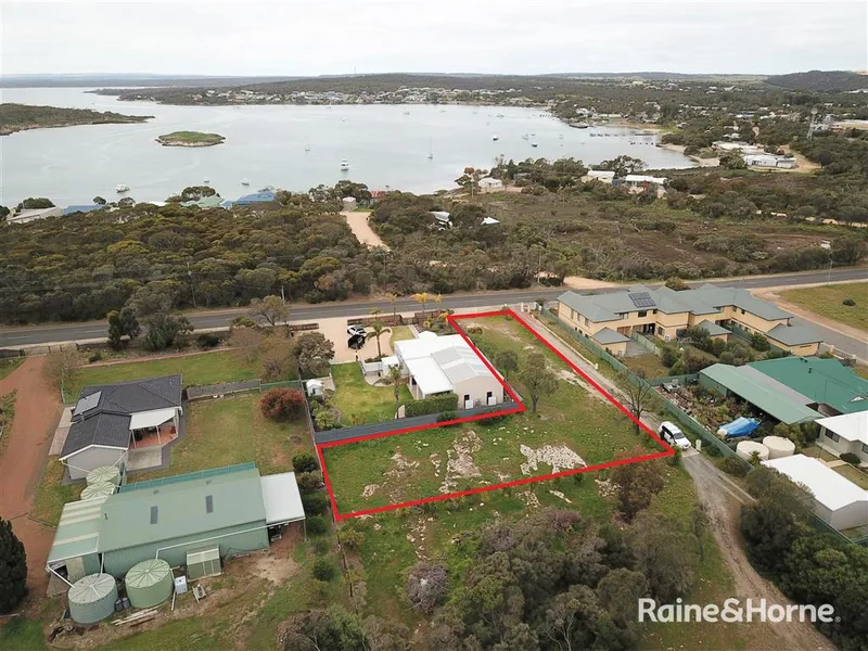 Esplanade land close to the boat ramp