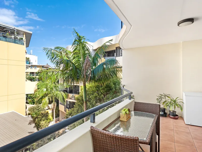 Contemporary Executive Living With Pool A Stroll To Town Centre  