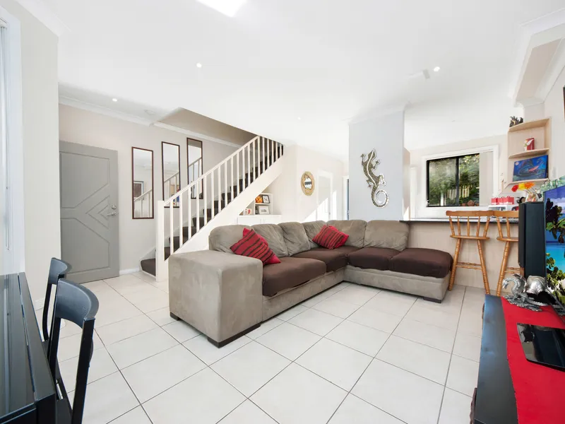 Modern Townhouse in Convenient Location