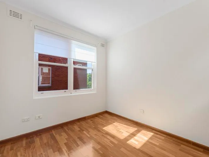 Spacious 3 bedroom with direct garden access and LUG