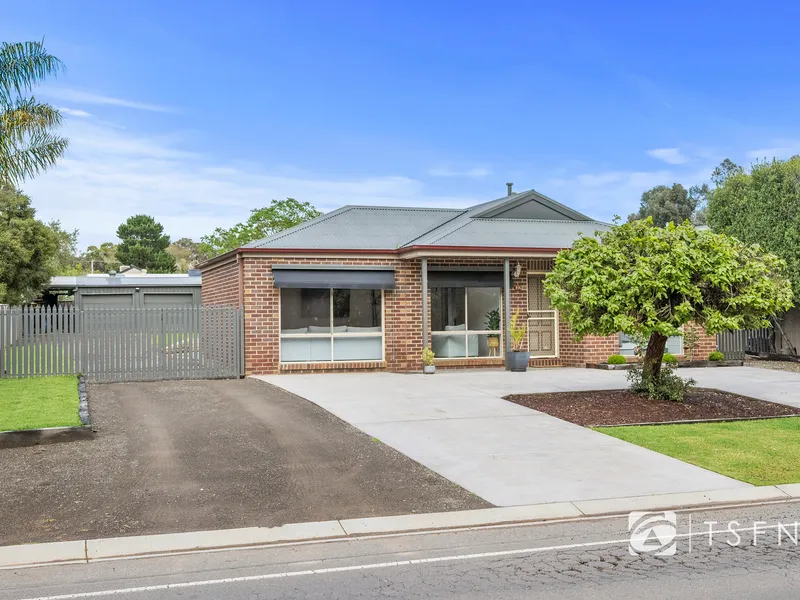 Family Living With Modern Renovation on 864m2 Allotment