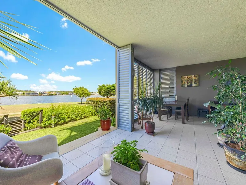 Twin Waters Apartment with Magnificent Water Views !!!