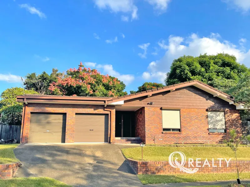 Lowset Home with 2 Living Spaces + Walking Distance to Col Bennett Park