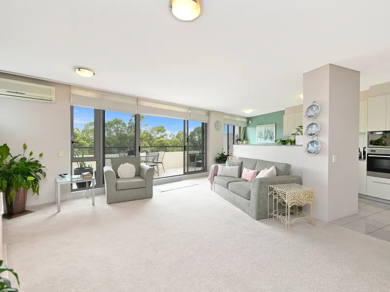 HUGE SUNDRENCHED TOP FLOOR NOREAST UNIT WITH EXCEPTIONAL PANORAMIC VIEWS!!