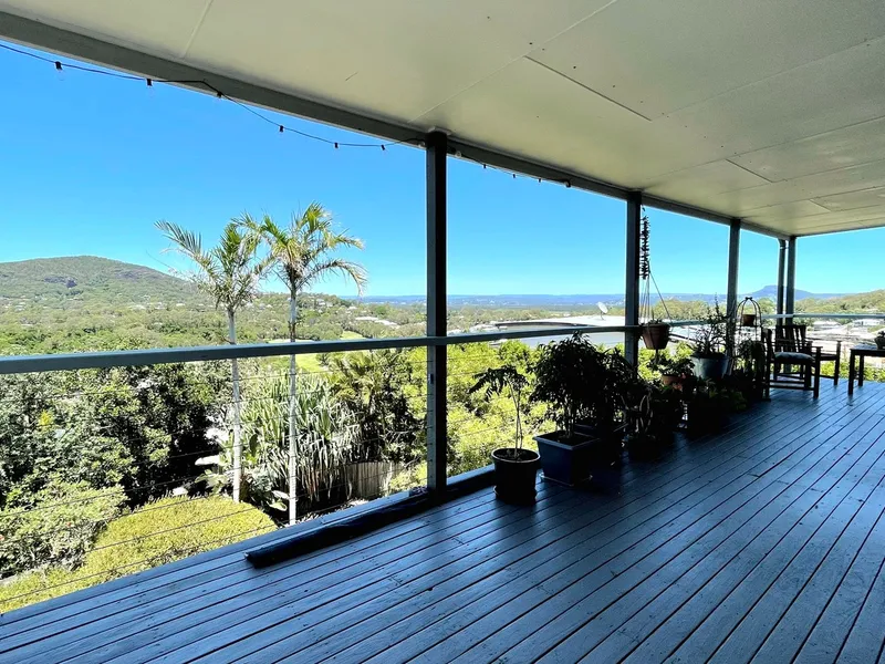 #LARGE TWO STOREY HOME #OCEAN VIEWS #4 BED / 2 BATH