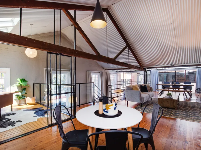 Airy warehouse apartment, prime West End position