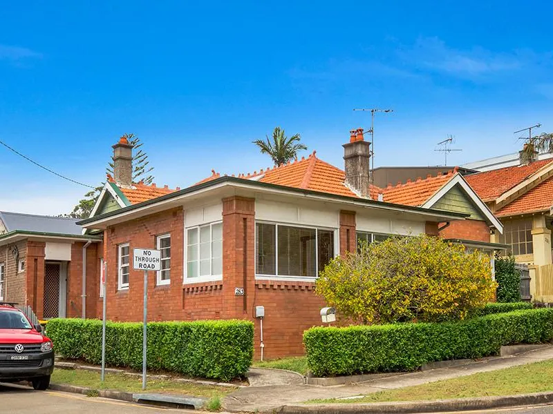 QUIET CLASSIC COOGEE FURNISHED 4 BEDROOM HOME WITH SUN FILLED GRASSY BACK YARD
