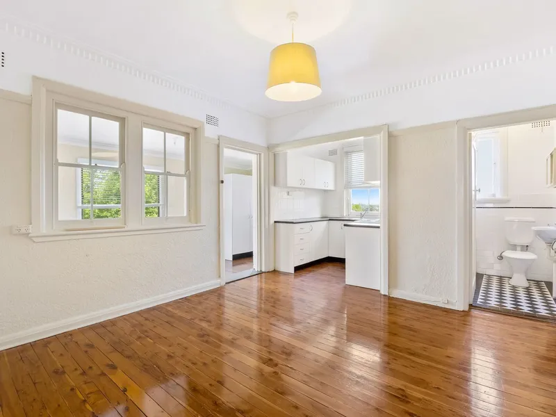 Renovated 2 Bedroom Plus Sunroom Apartment 