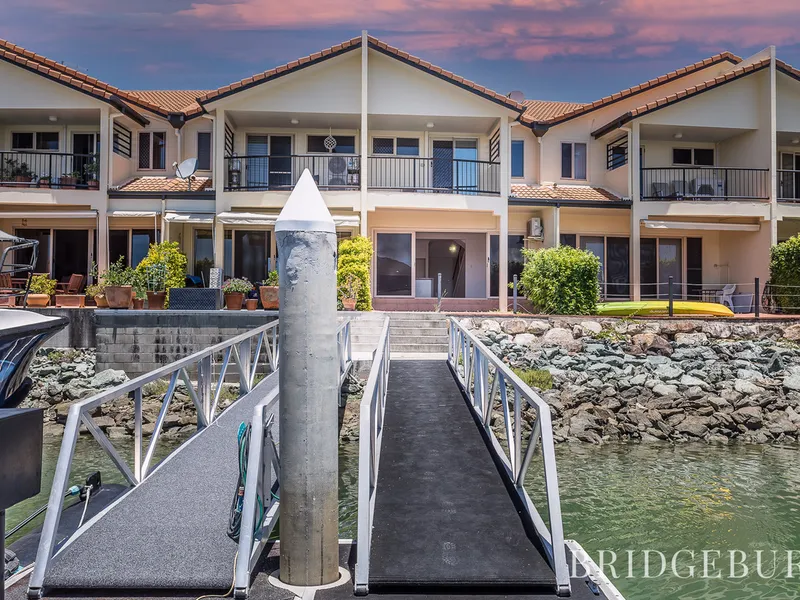 Canal front unit WITH PONTOON!!!