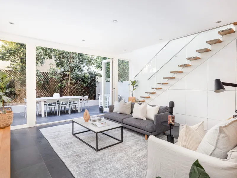 Renovated peninsula classic / contemporary entertainer