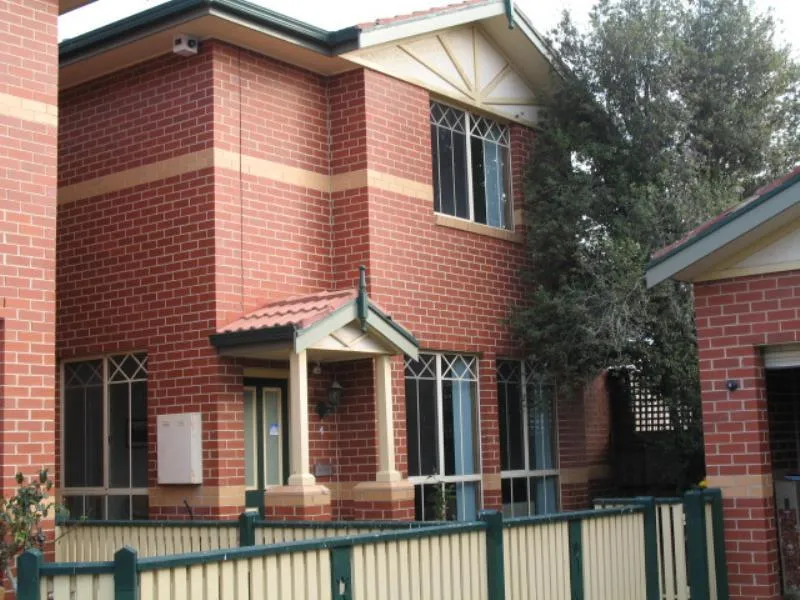 TOWNHOUSE - GREAT LOCATION