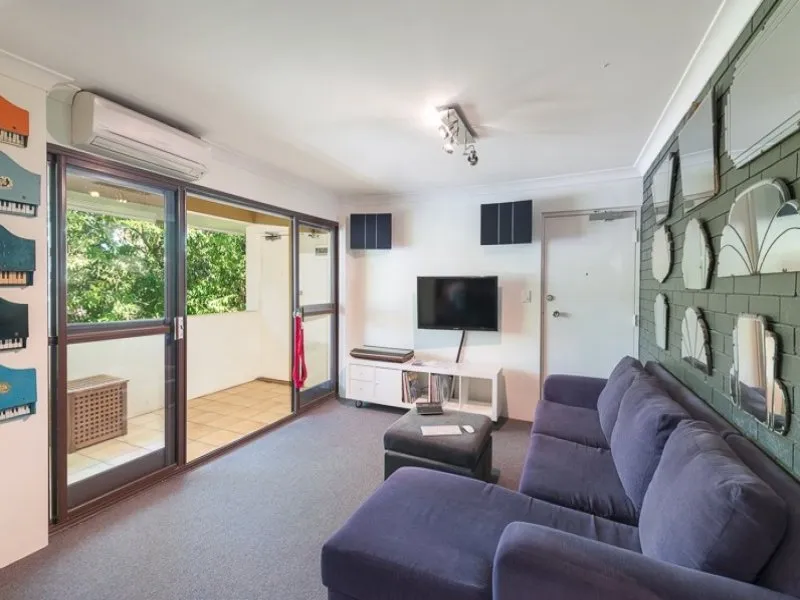 FANTASTIC TWO BEDROOM UNIT IN THE HEART OF TOOWONG!