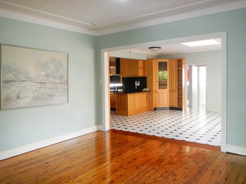 Eastlakes - Well Presented Throughout