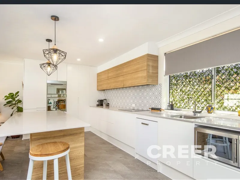 Beautiful  Family Home In Sort After Location!