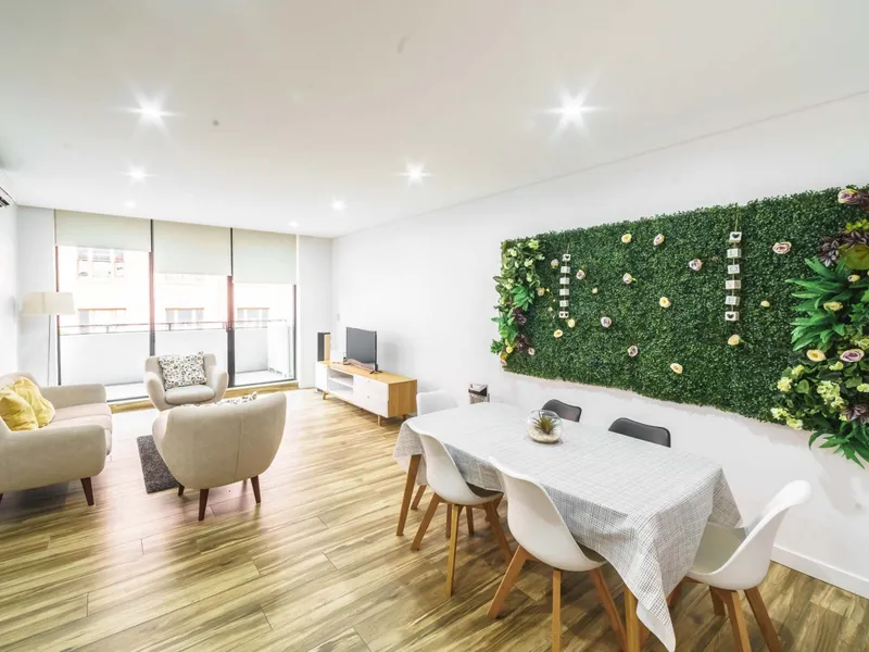 Luxurious 2 Bed 2 Bath Apartment with No more than a short walk to CBD