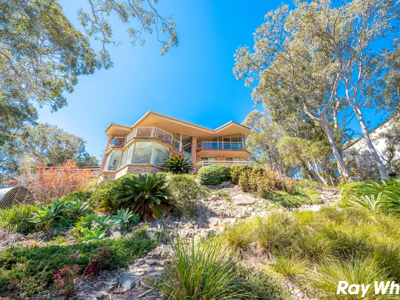 ARCHITECTURAL ELEGANCE – SECLUDED, RESORT-STYLE LIVING ALONG THE LAKE