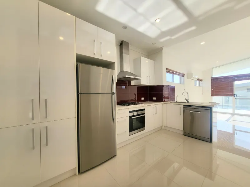 Spacious apartment in secure complex - Available now!!