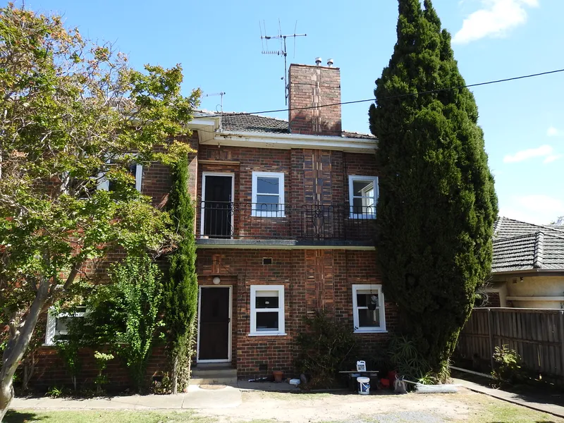 2 Bedroom upstairs apartment, only 2 in the block.