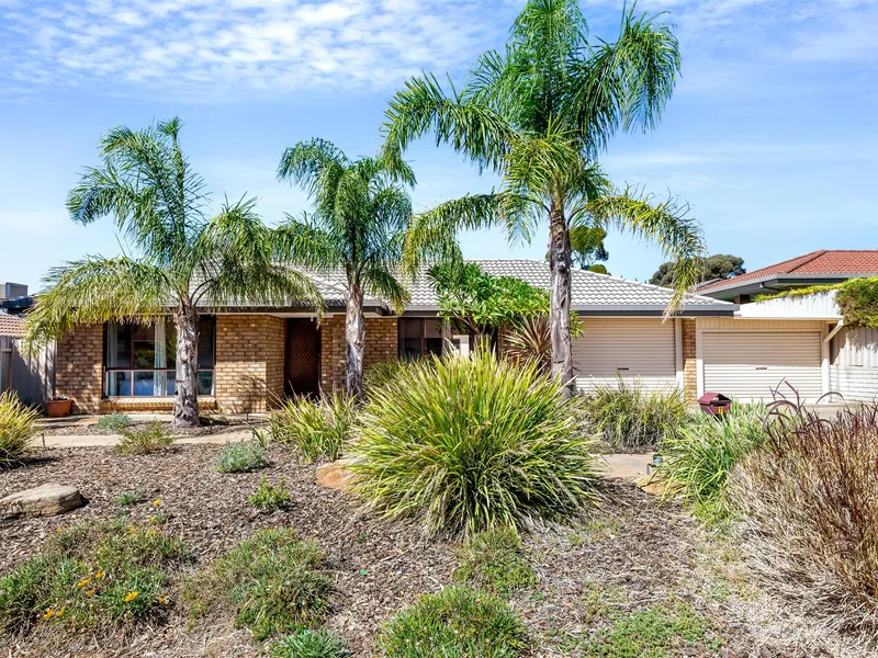 A Real Stunner that's BIG on Entertaining & Huge on Garaging