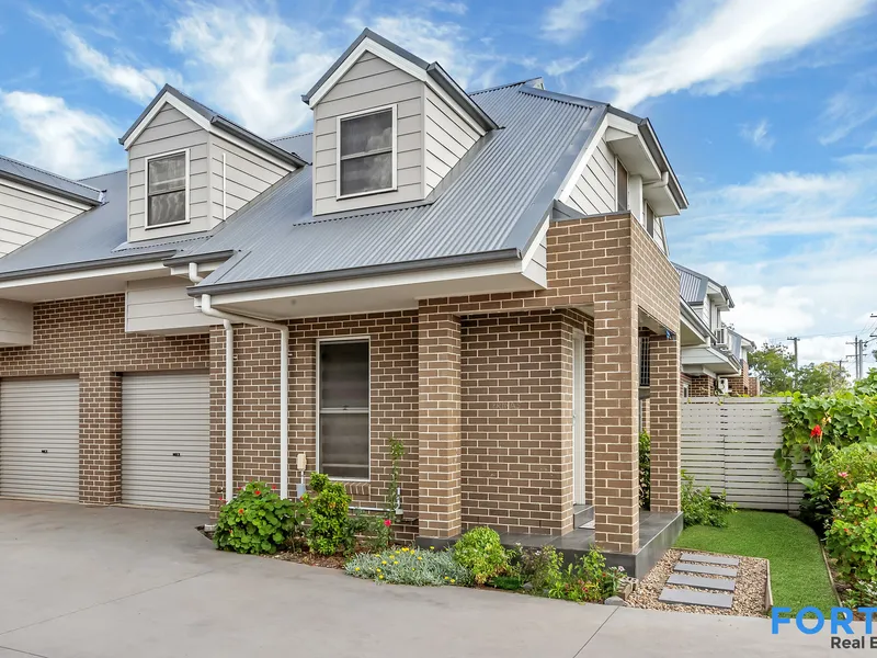 Modern Townhouse close to local amenities!