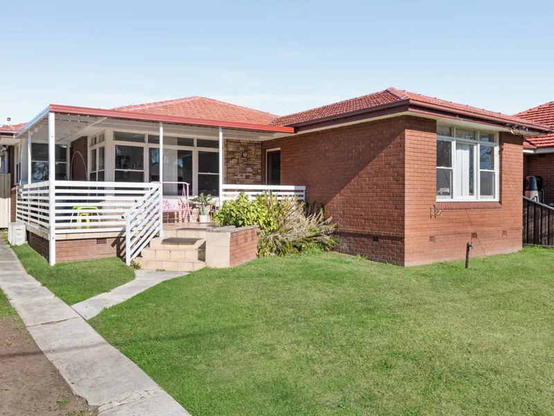 House & Granny Flat! 693sqm Block (R2 Zoned)