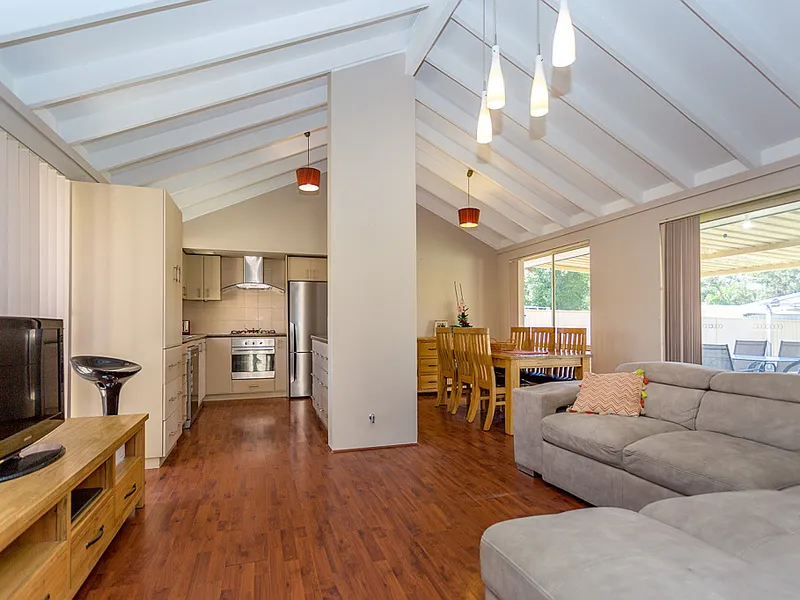 IDYLLIC FAMILY LIVING!