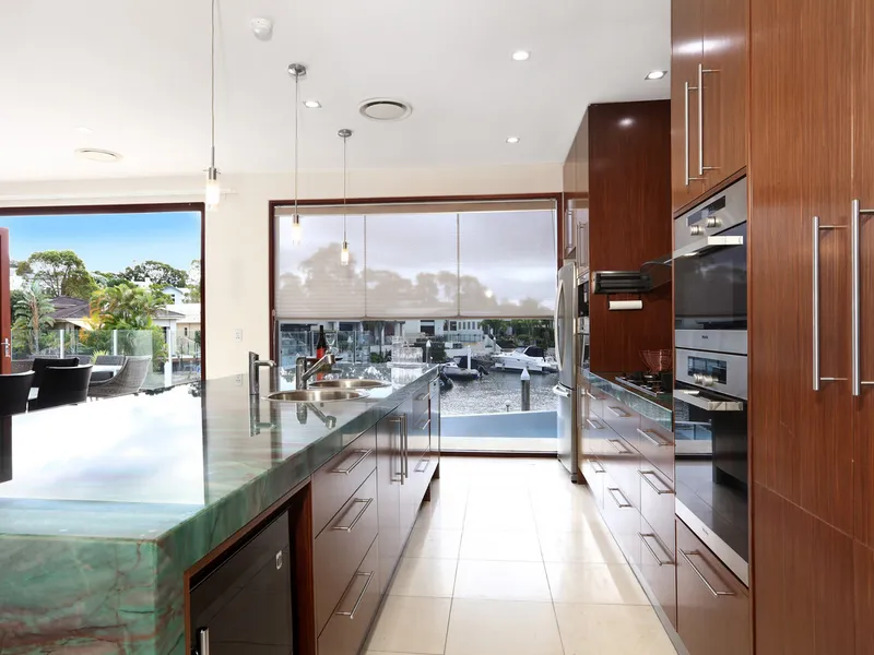 WATERFRONT LIVING IN SANCTUARY COVE!!!