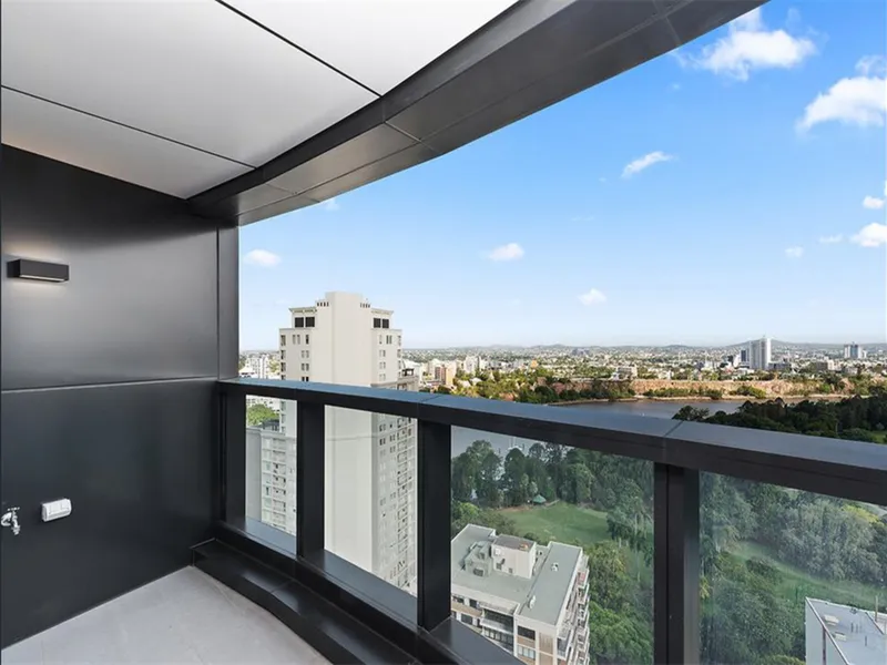 105㎡ Spacious Luxury 2 Beds 2 Baths 1 Car Space apartment in the heart of Brisbane CBD!