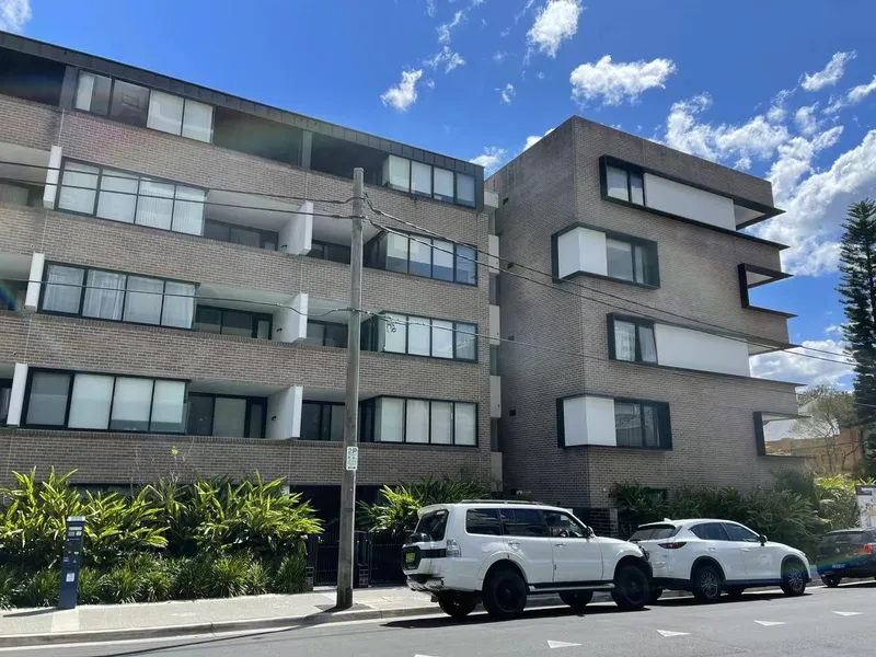 Spacious one bedroom apt Close to the train station
