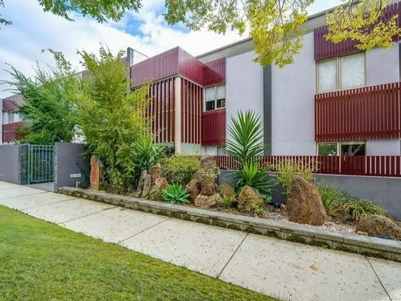 Three Bedroom Apartment In Central Box Hill