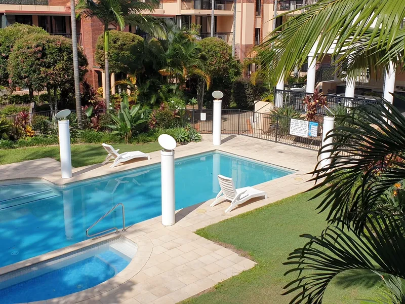 Renovated 3 bedroom apartment in tropical garden setting