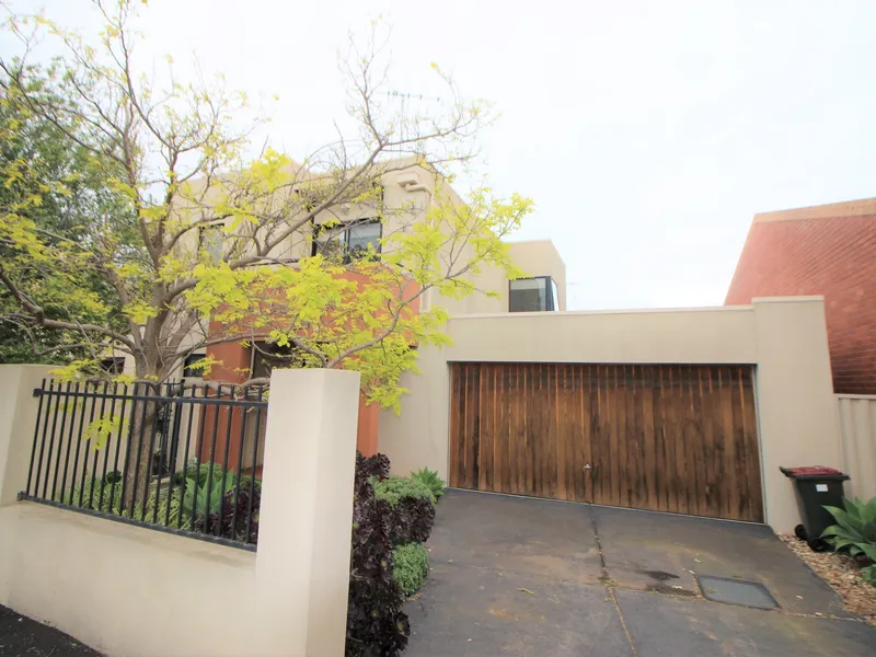 HUGE THREE BEDROOM TOWNHOUSE IN CENTRAL GEELONG