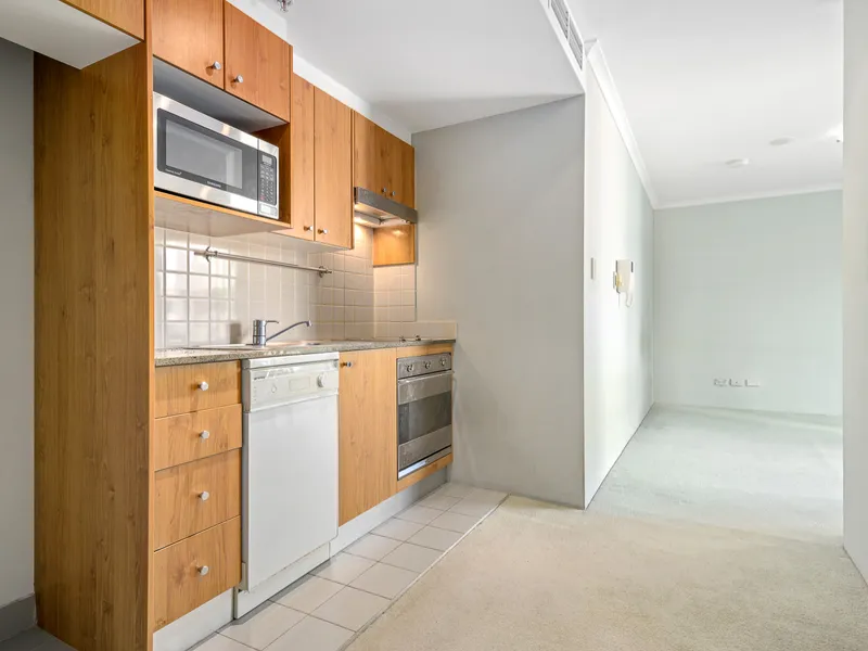 IMMACULATE STUDIO APARTMENT LOCATED IN THE HEART OF NORTH SYDNEY