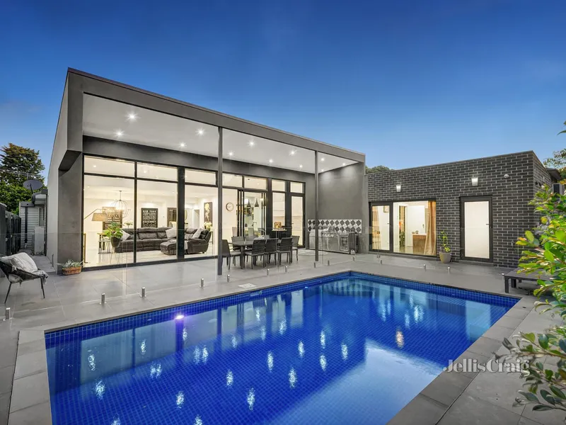 A Deluxe Single-Level Entertainer