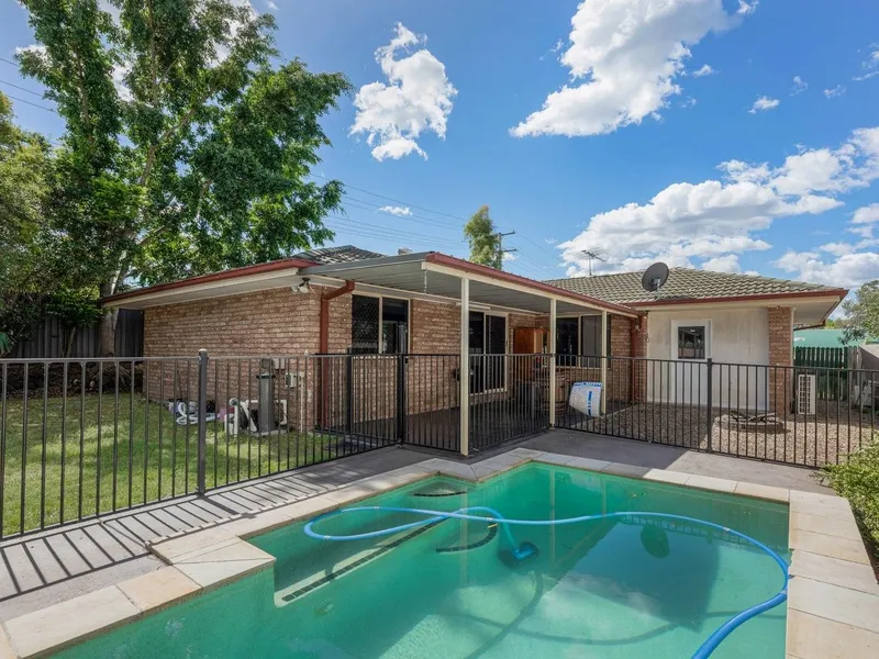 4 BEDROOM FAMILY HOME WITH POOL AND SPA