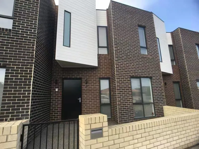 Spacious Near-New townhouse !