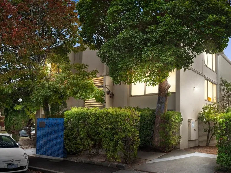 What a location with The Bay At The End Of The Street!