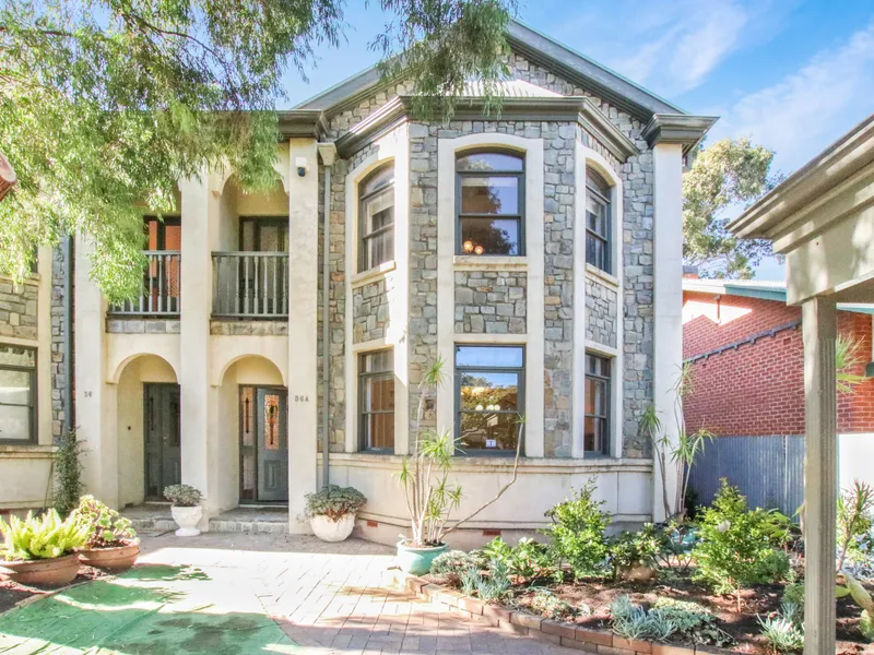 Elegant Bluestone Townhouse on Prestigious George Street (Pets Negotiable)
