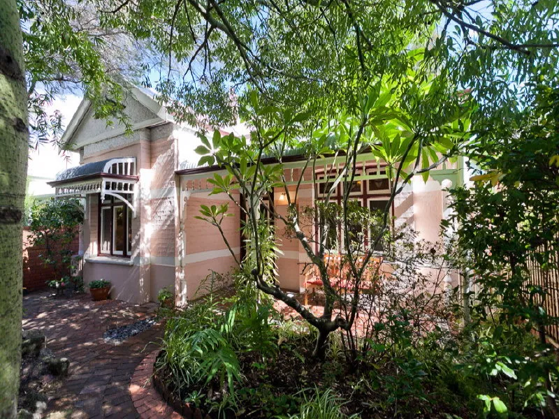 FEDERATION STYLE HOME WITH LOVELY GARDENS