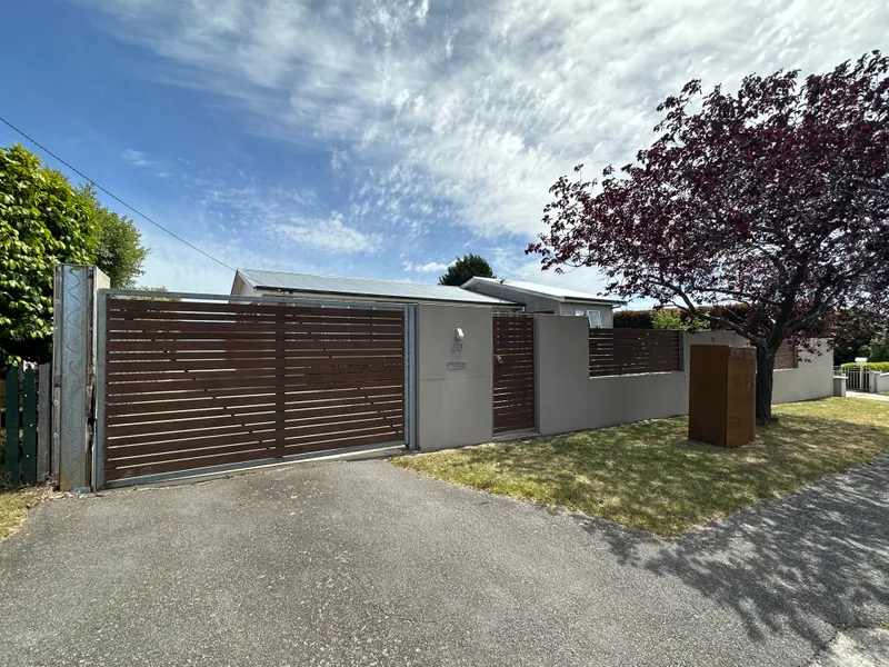 Sunny 3 Bedroom Home !