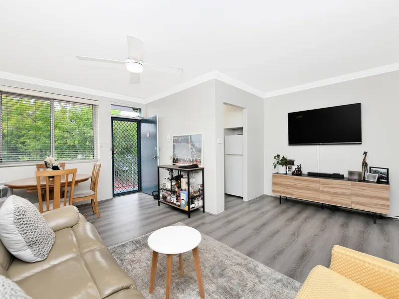 Bright renovated apartment in vibrant location