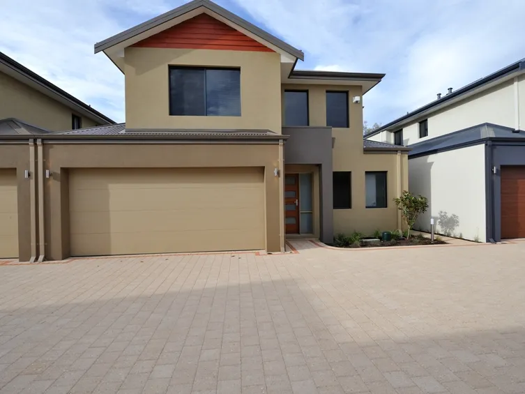 Luxury Two Storey Townhouse In Prime Location
