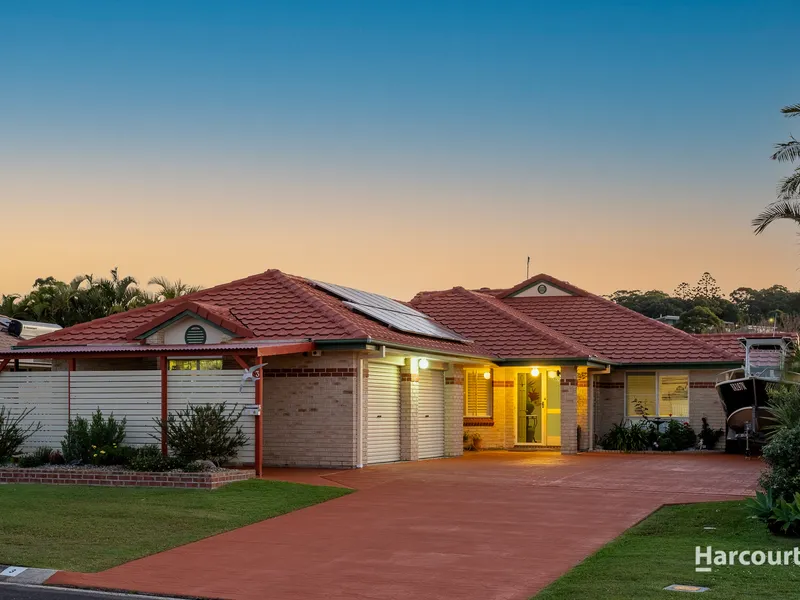 Single Level Entertainer Backing onto the Canal, Walking Distance to the Beach!