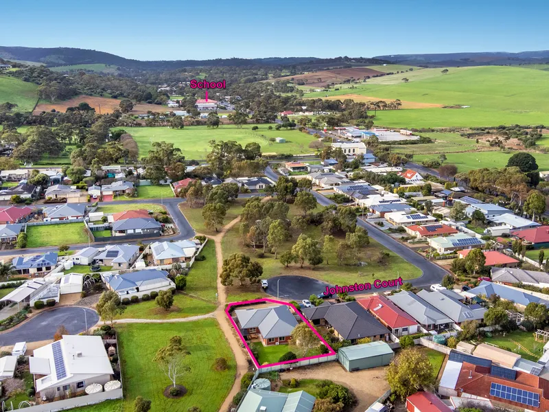 IDYLLIC FAMILY LIVING - BURSTING WITH CHARM