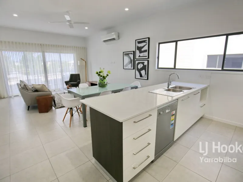 Gated Complex Townhouse With All the Trimmings!