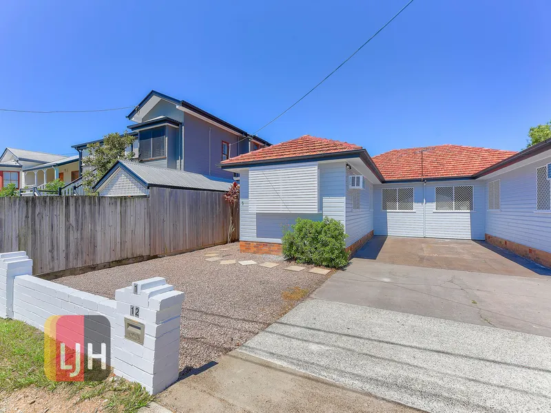 BRIGHT, FRESH & RENOVATED THREE BEDROOM DUPLEX!
