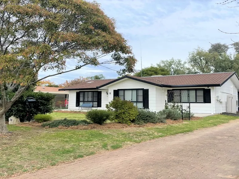 SIMPLY STUNNING & SURE TO IMPRESS!