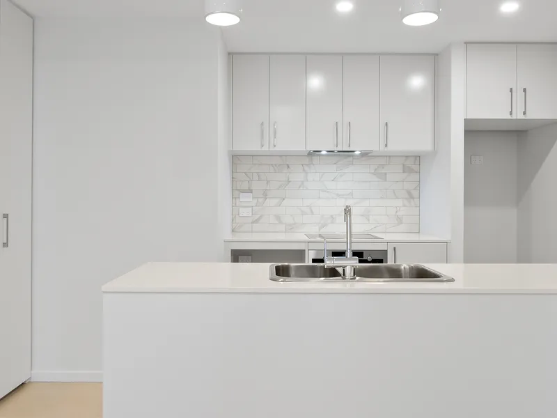MODERN LIVING IN BUSTLING ADAMSTOWN